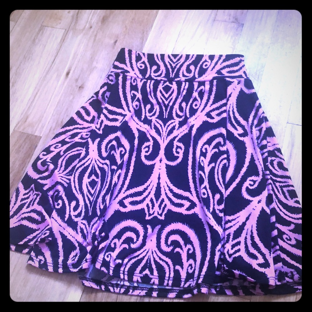 A fitted Lularoe skirt